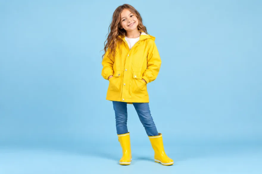 Çocuk yağmurluğu kataloğu için çocuk model başvurusu